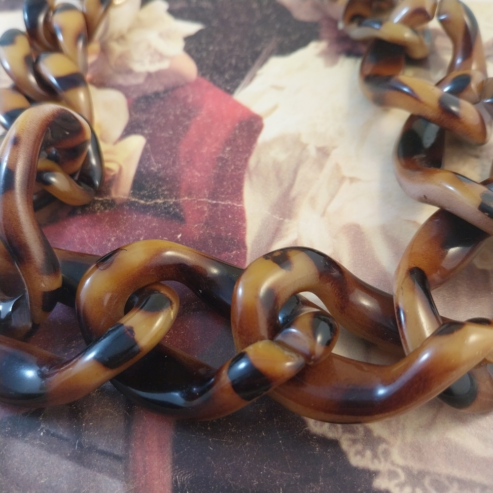 Chic Tortoise Plastik Necklace - Picture 3 of 14